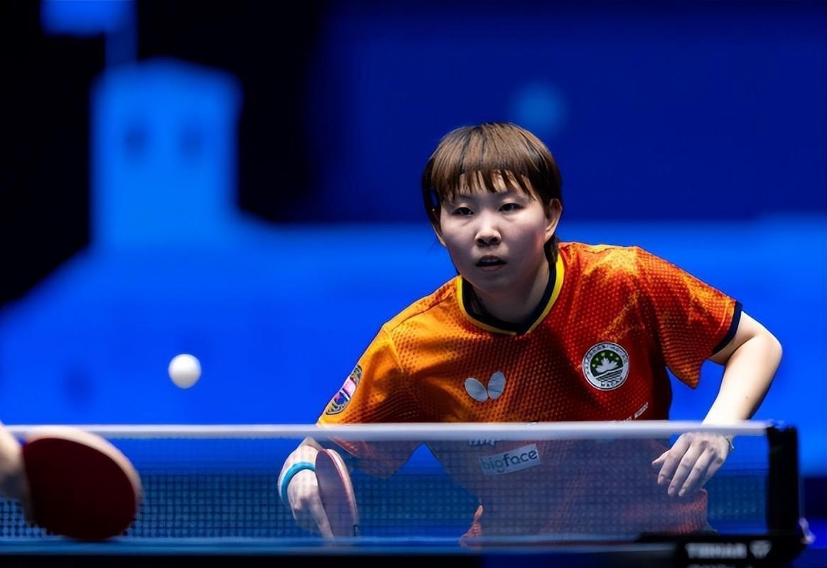 她以灵活的 她以灵活的